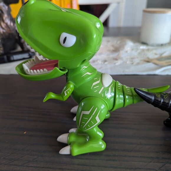 2 Zoomer Chomplingz Interactive Chomping  Dinosaur Mantis SEE VIDEO see notes - Picture 7 of 9